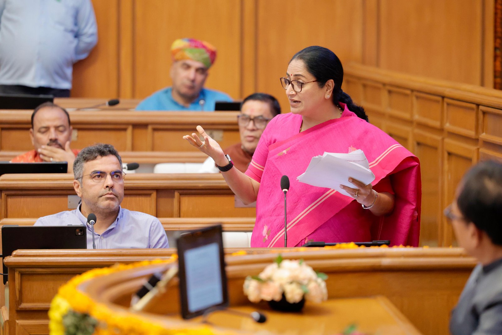 Government Serious About Paperless Cabinet, CM Rekha Gupta Holds Meeting with Experts on ‘E-Cabinet’