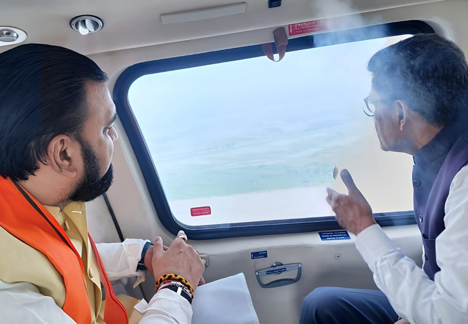Chief Minister Conducts Aerial Survey of Gandak River and Flood-Affected Border Areas, Reviews Situation at Valmikinagar