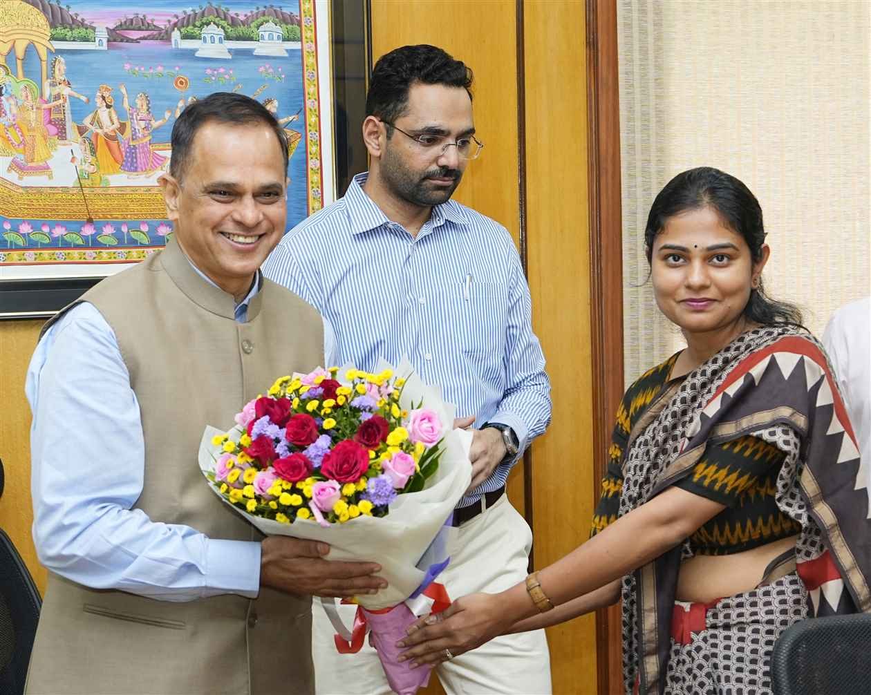 Chief Secretary Holds Discussions with Young District Collectors on Various Administrative Issues