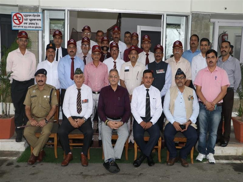 Governor meets ex-servicemen in Hamirpur, takes up their concerns
