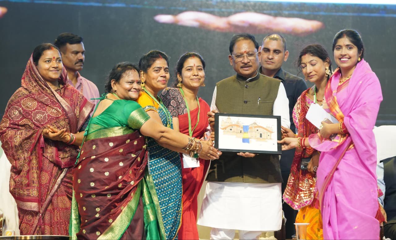 Teeja Festival Celebrations Fill Bahatrai Stadium as CM Vishnu Deo Sai Joins Women in Festivities