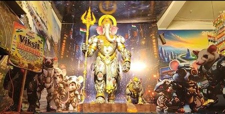 Viksit Bharat-Themed Ganesh Idol Draws Devotees in Hyderabad
