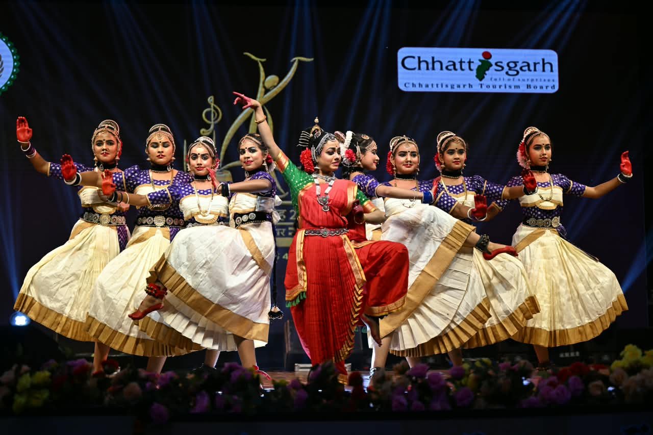 Raigarh’s Vibhuti Sharma Captivates Audience With Expressive Kathak Performance