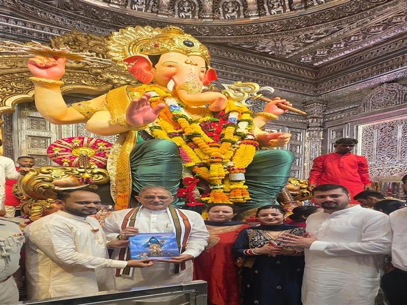 Governor pays obeisance at Lalbaugcha Raja in Mumbai