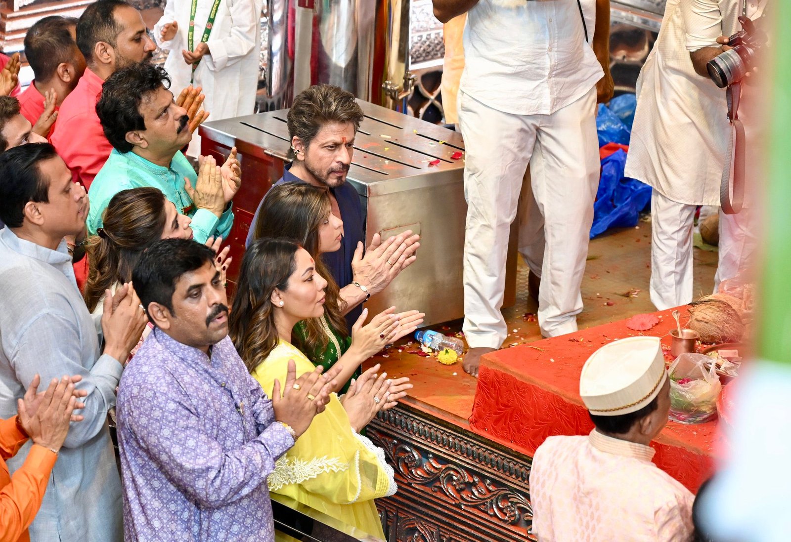Shah Rukh Khan, Gauri and Suhana Khan Seek Blessings at Lalbaugcha Raja
