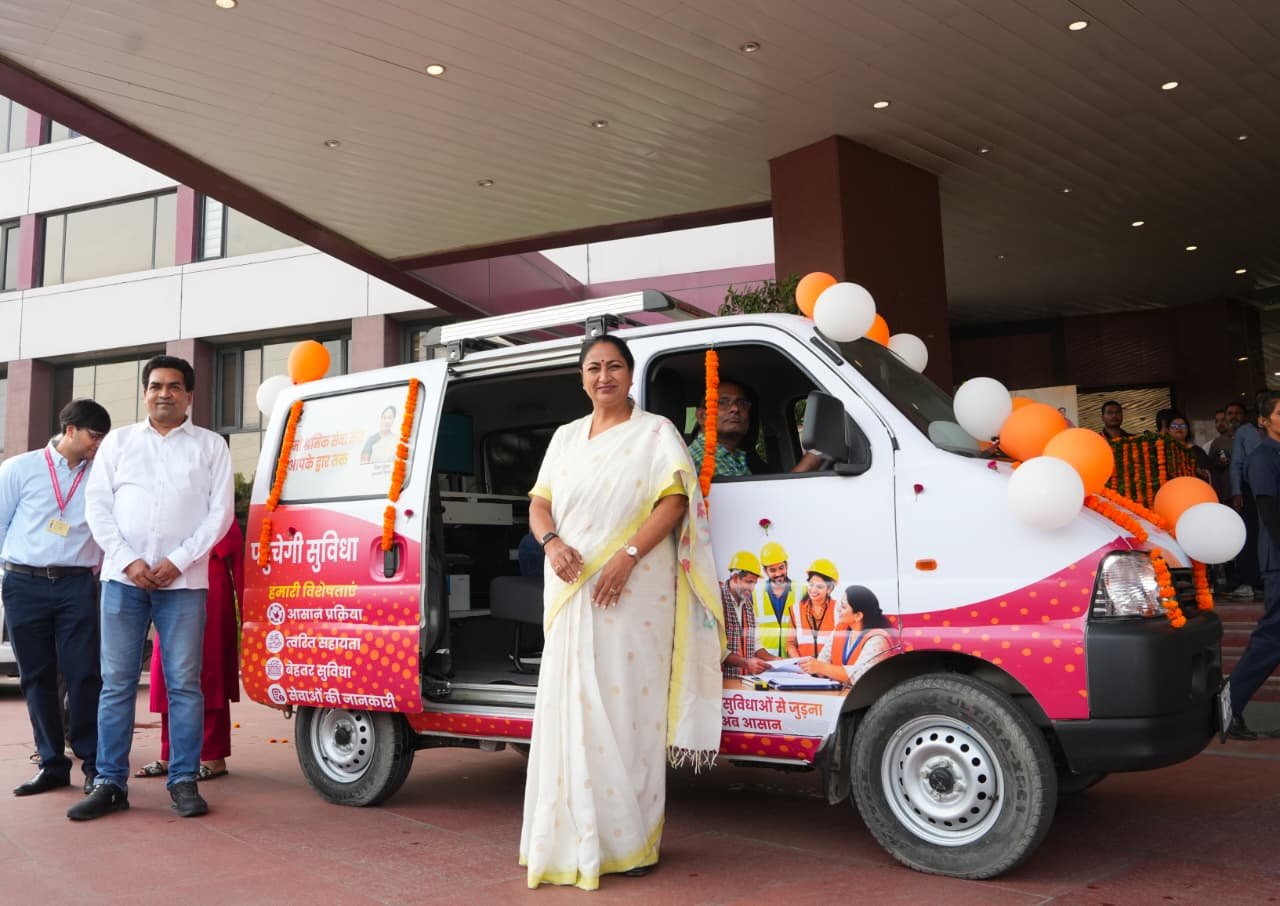 Under ‘Seva Sankalp Abhiyan’, CM Rekha Gupta flags off four ‘Mobile Namo Shramik Seva Kendra Vans’ from Delhi Secretariat