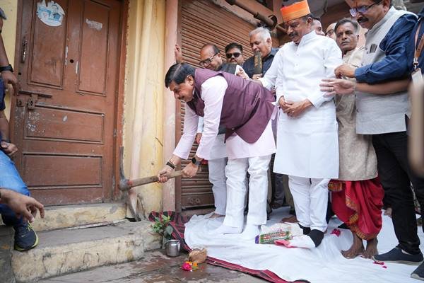 CM Dr. Yadav Sets a Unique Example by Personally Initiating Road Widening Work at His Ancestral Home for Simhastha