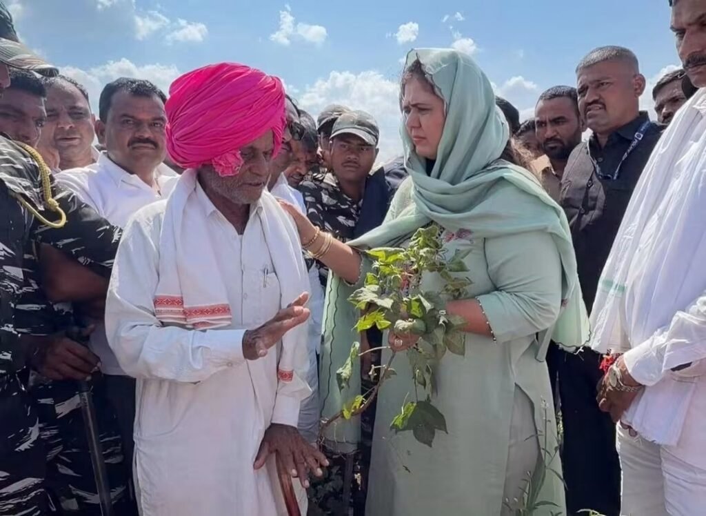 Guardian Minister Pankaja Munde Inspects Crop Conditions in Rain-Deficit Areas of Jalna