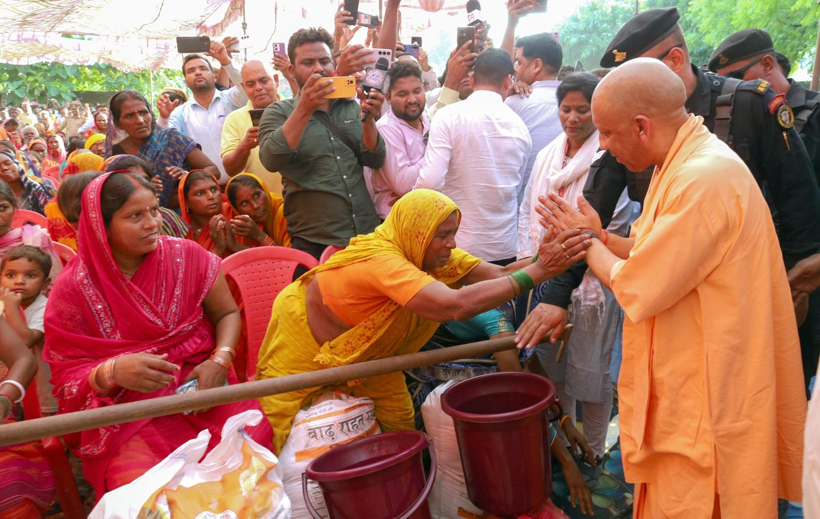 CM Yogi Reviews Flood Situation in Kushinagar, Orders Relief and Rehabilitation Measures
