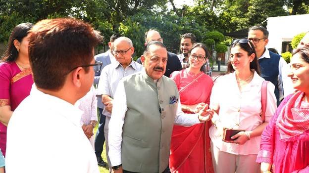 Dr. Jitendra Singh Hosts Lunch for Delhi based Medical Alumni from Jammu, Recalls His Days as Professor in GMC Jammu