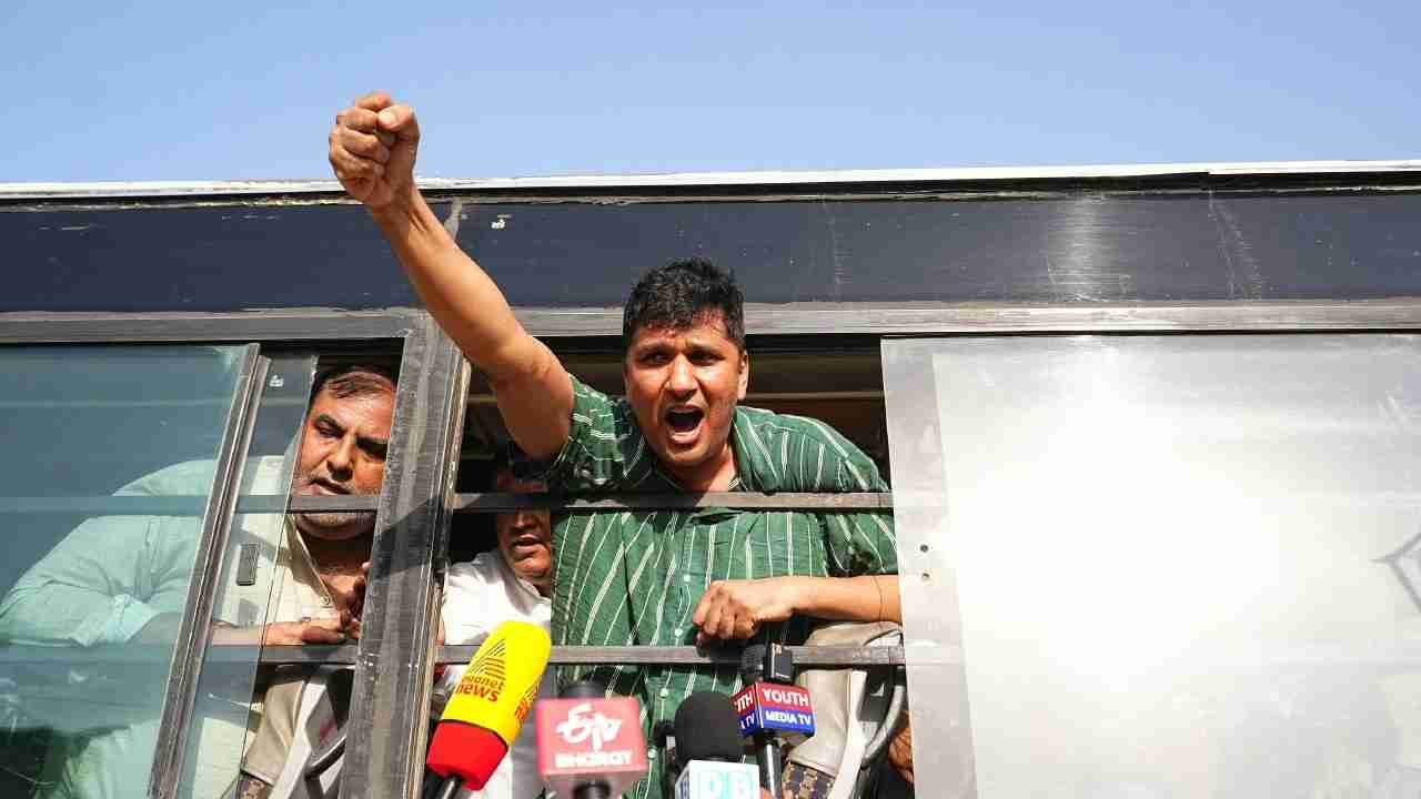 Delhi Police Accused of Manhandling AAP Leaders During Protest Seeking Gyanesh Kumar’s Resignation