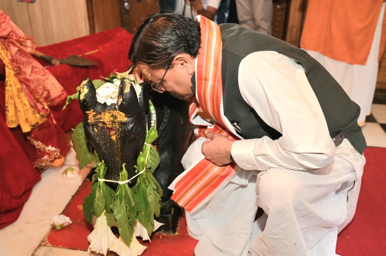 CM Dhami Offers Special Prayers at Kashi Vishwanath Temple for PM Modi’s 25 Years in Public Life