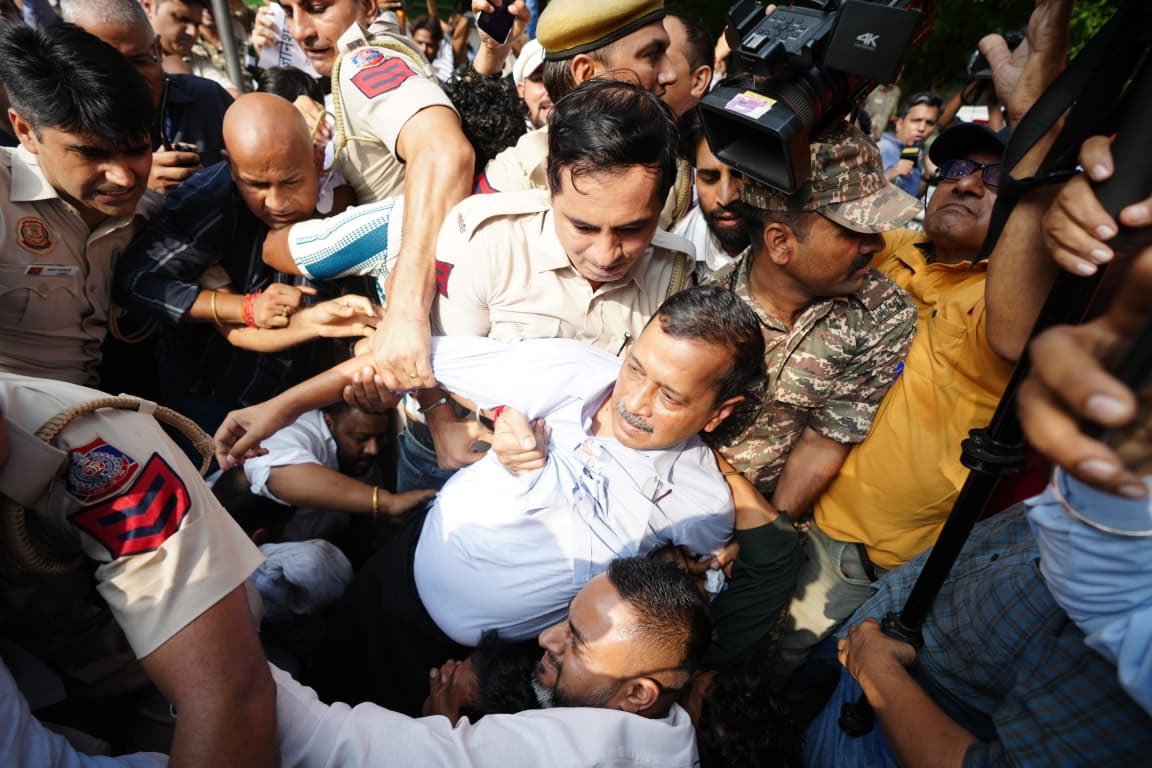Delhi Police detains Aam Aadmi Party National Convenor Arvind Kejriwal and other prominent leaders