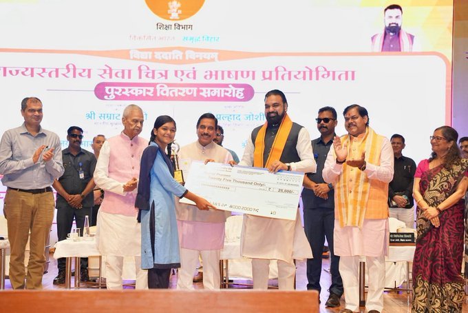 Bihar CM Samrat Choudhary Honours Students Who Excelled in State-Level Painting and Speech Competitions