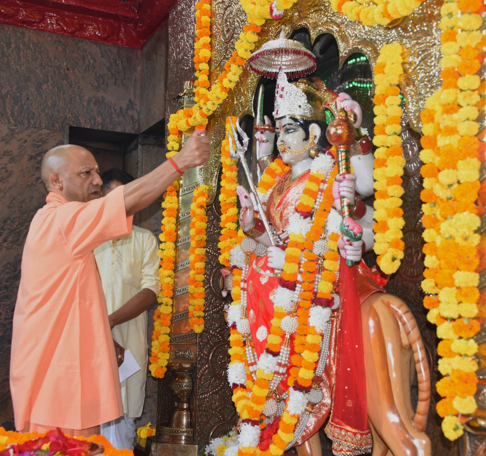 Chief Minister offers prayers at Maa Pateshwari Temple on first day of Sharadiya Navratri