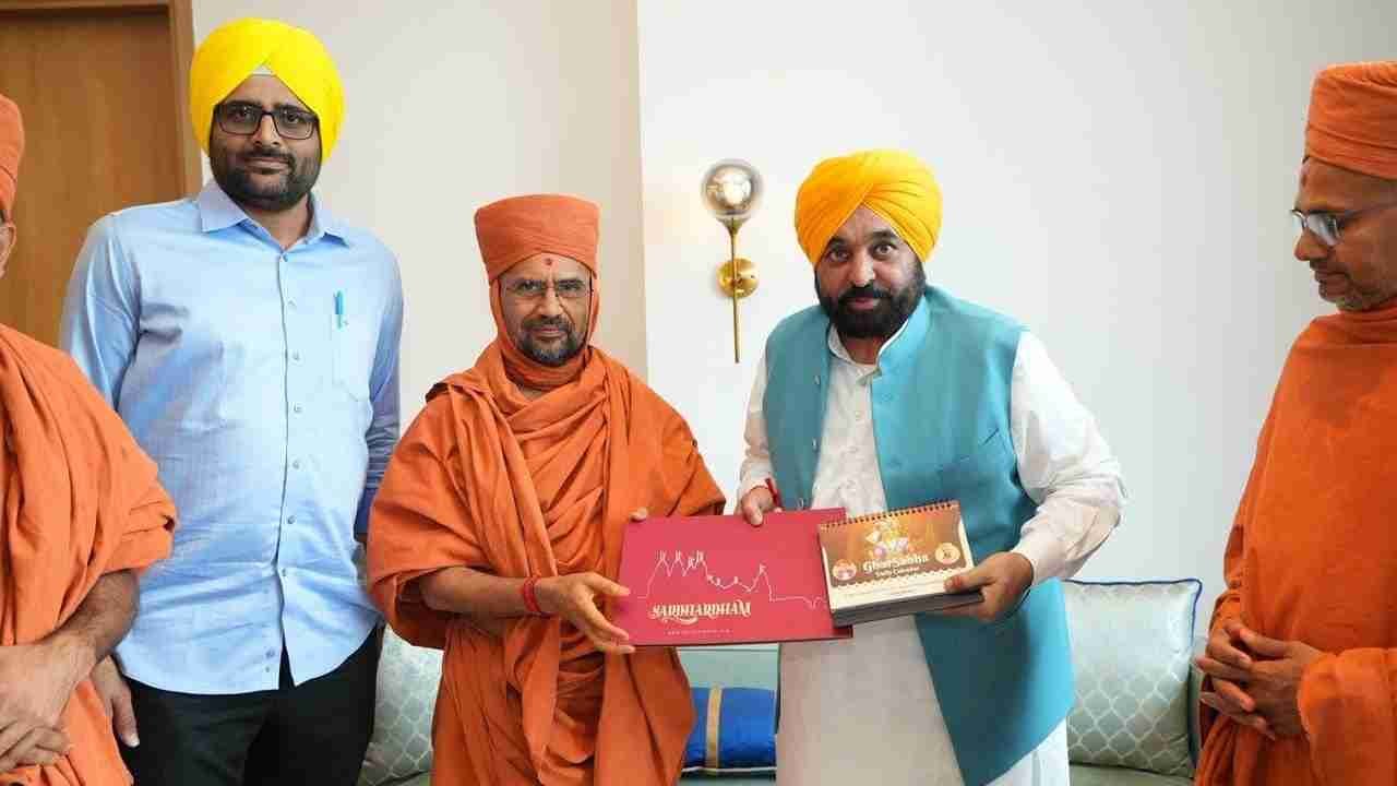 Bhagwant Mann, Gopal Italia Seek Blessings of Nityaswarupdas Swamiji