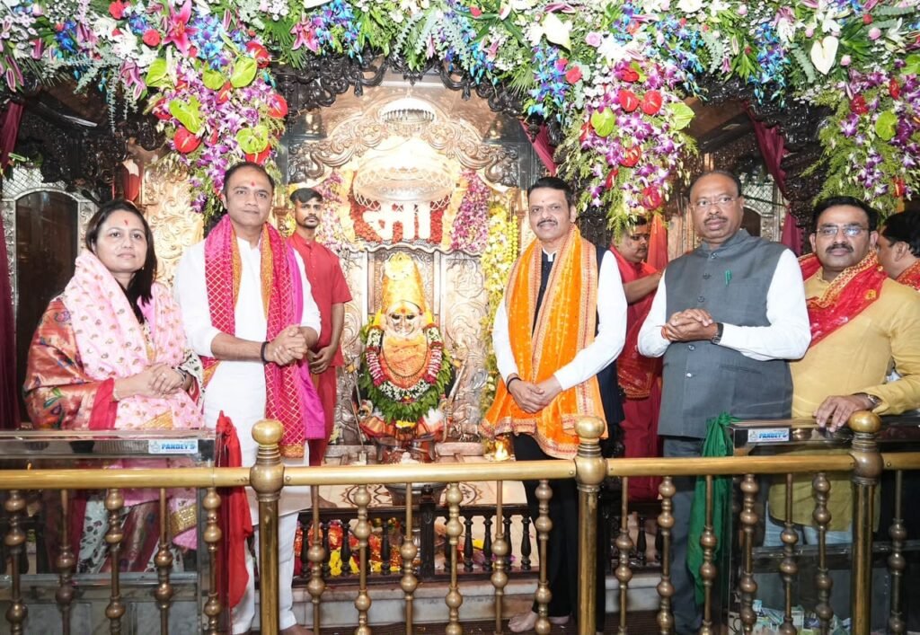 Chief Minister Devendra Fadnavis Seeks Blessings of Shri Mahalakshmi Jagdamba