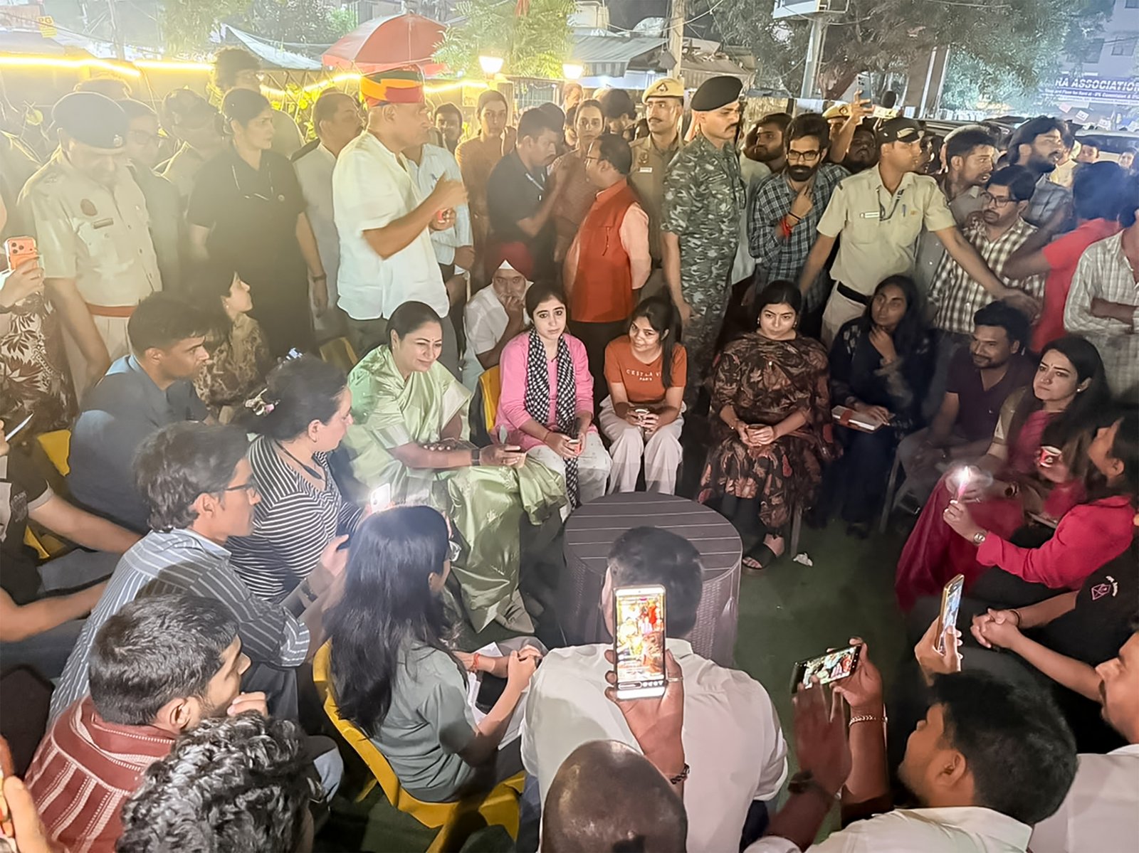 Chief Minister Rekha Gupta conducted a surprise inspection in the educational hub of Mukherjee Nagar area; sat among students and listened to their problems