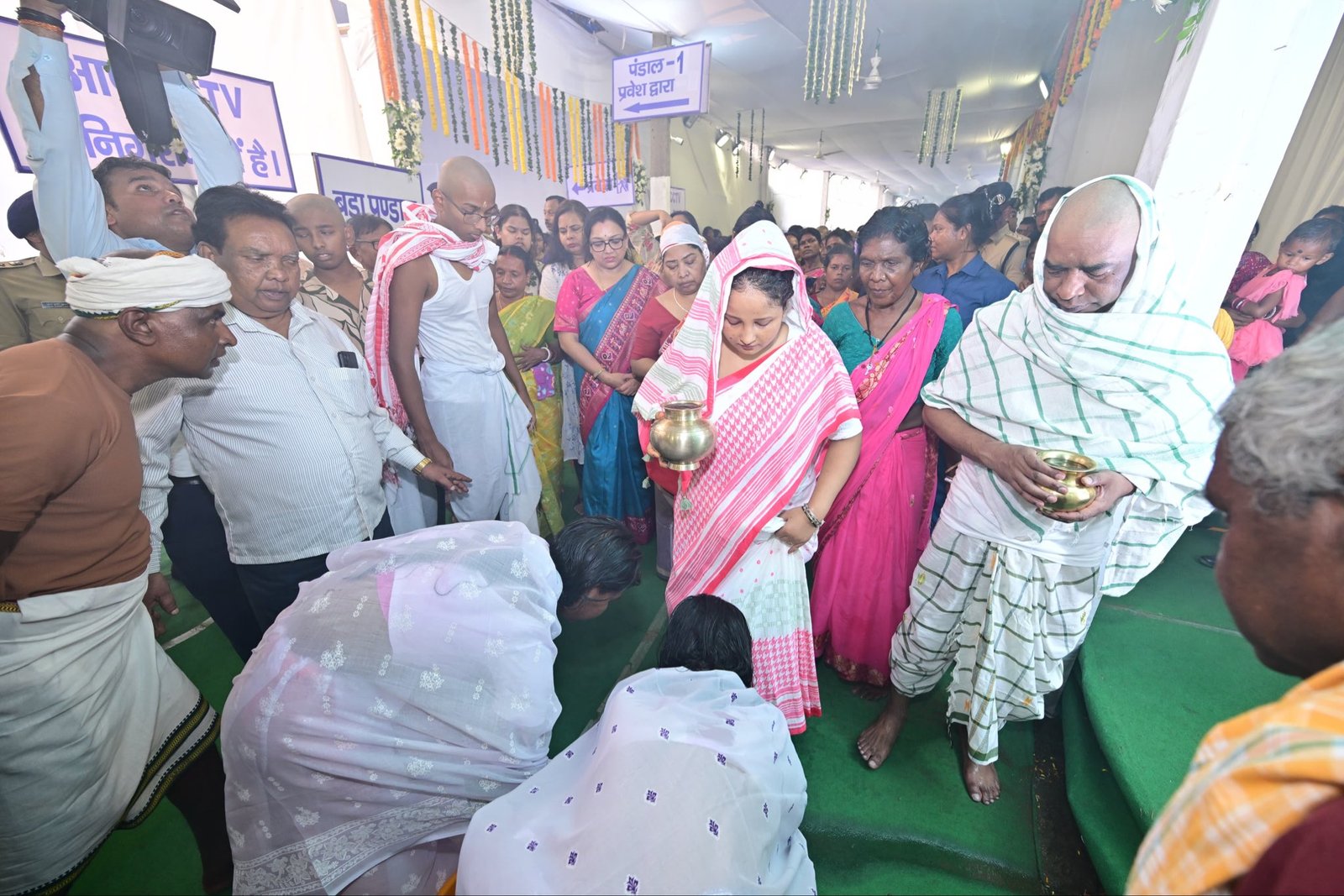 Thousands Gather in Nemra for Funeral Feast of Hemant Soren’s Mother Rupi Soren