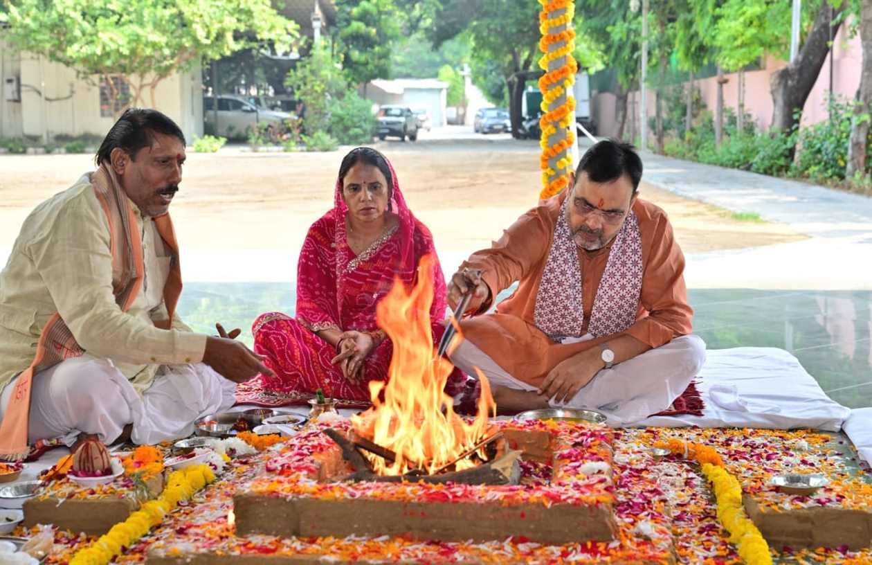 CM Bhajanlal Sharma Performs Rituals and Prayers at Maa Raj Rajeshwari Temple; Conducts Kanya Pujan and Seeks Their Blessings