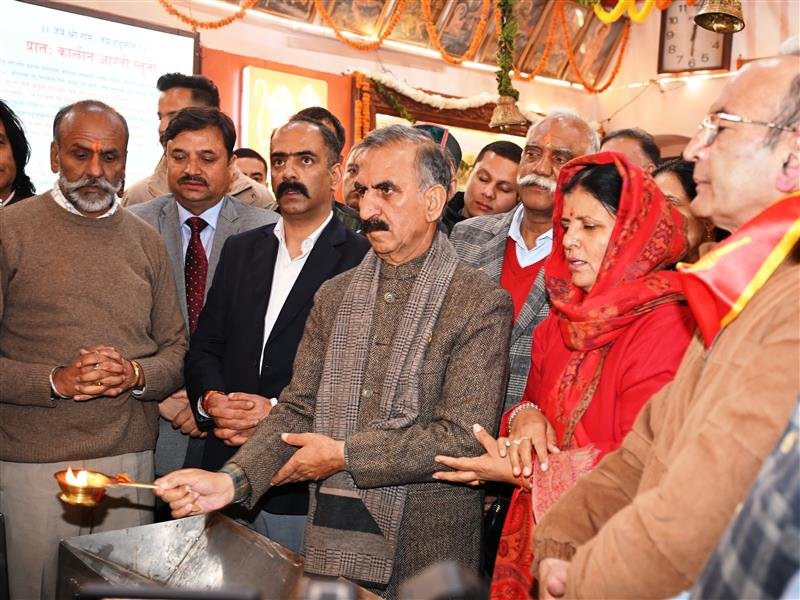 CM offers prayers at Jakhu Temple on Dussehra