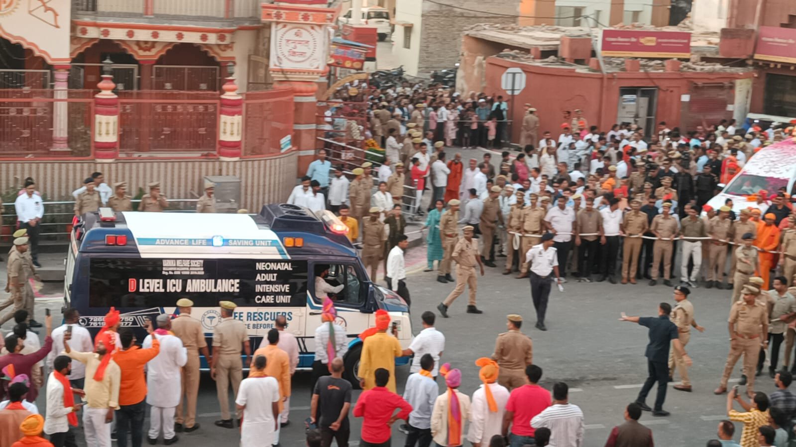 : CM Yogi Adityanath Halts Vijayadashami Procession to Make Way for Ambulance
