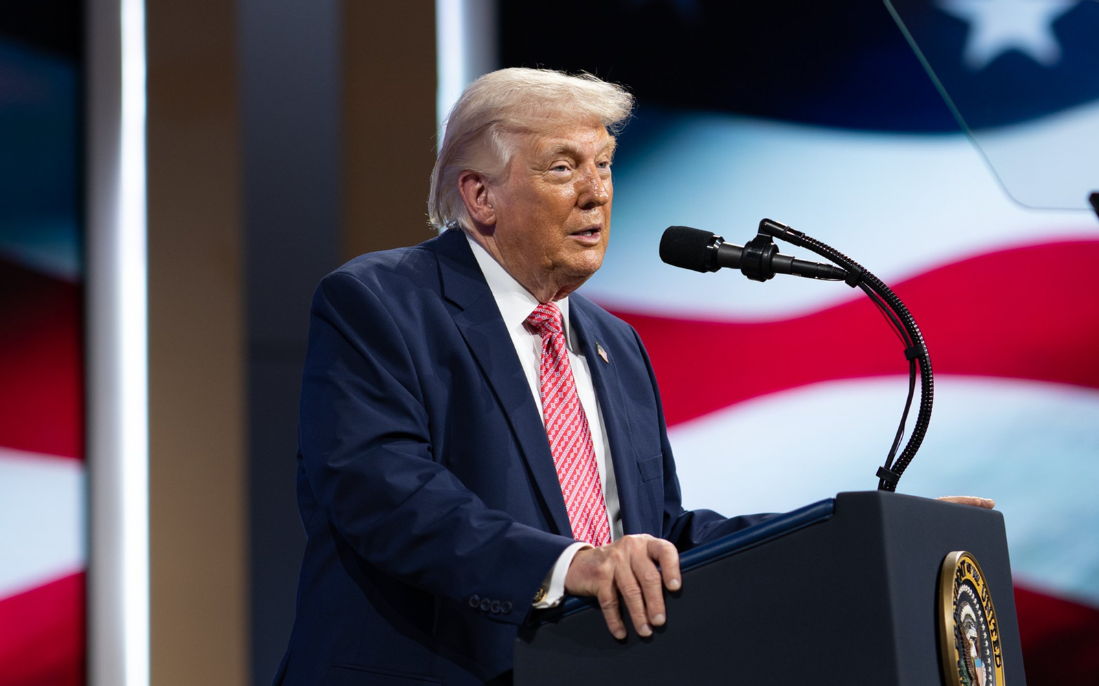Trump Warns Zelensky as Russia Advances, Urges Peace Deal