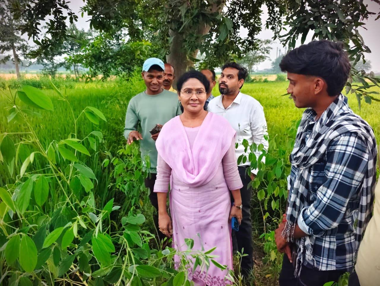 Collector Divya Umesh Mishra Visits Fields to Inspect Crop Verification Survey Through PV App