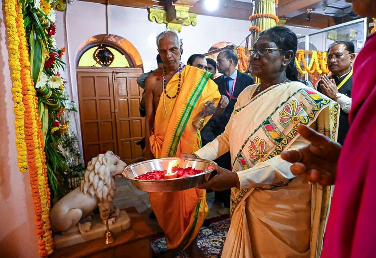 President Droupadi Murmu Offers Prayers at Maa Danteshwari Temple, Wishes Prosperity and Well-Being for the Nation