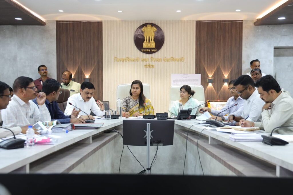 Minister Meghana Sakore-Bordikar Directs Officials to Address Water Scarcity and Crop Loans Sensitively