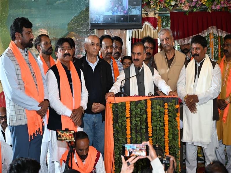 Chief Minister pays obeisance at Bhagwan Valmiki Temple in Krishna Nagar on Maharishi Valmiki Jayanti