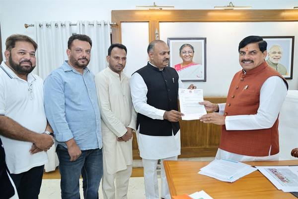 CM Dr. Yadav Paid Courtesy Visit by Waqf Board Chairman Dr. Patel