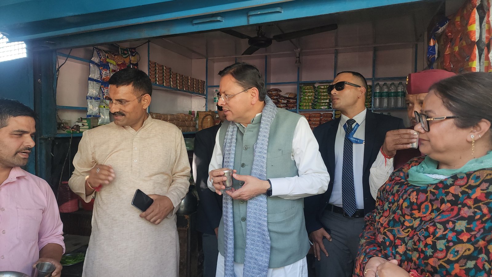 CM Dhami Drinks Tea at Local Shop in Srinagar, Promotes ‘Vocal for Local’