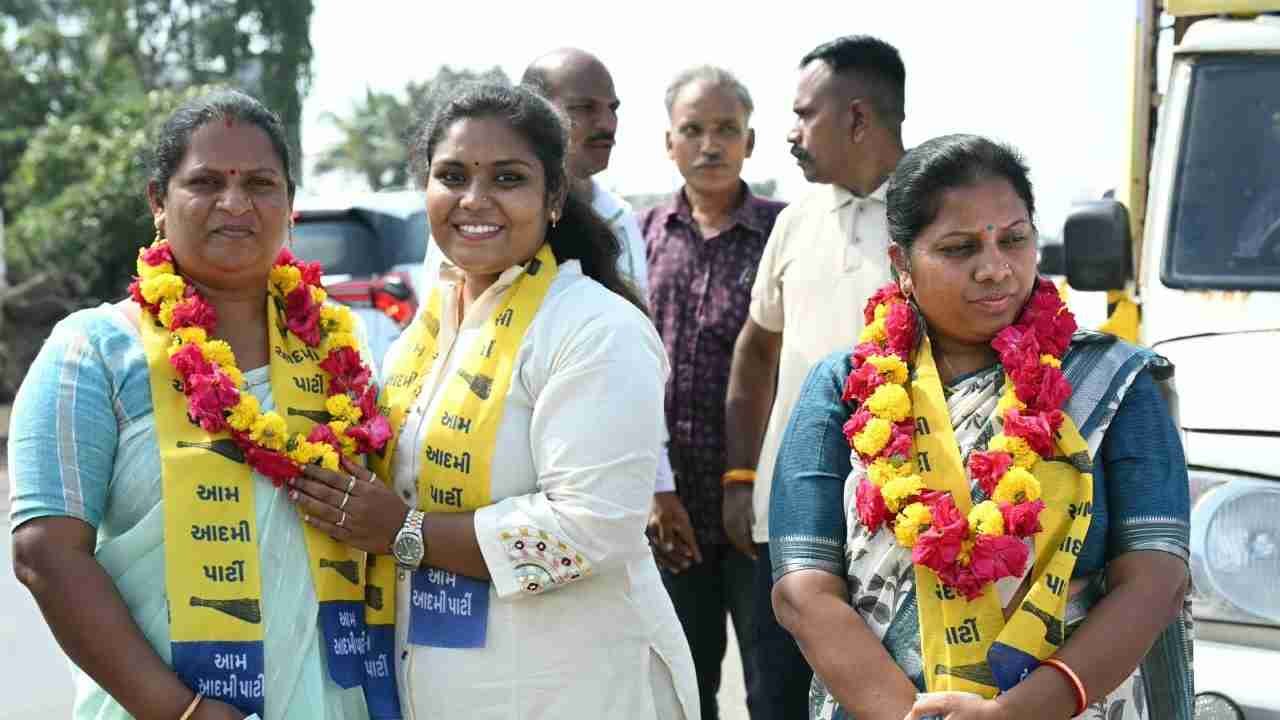 ‘Adivasi Nyay Yatra’ Receives Grand Welcome in Kwant with Traditional Drums and Tribal Dance